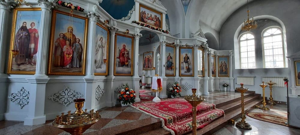 Иконостас и паникадило в храме монастыря, где совершается богослужение